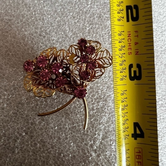 Sparkle and Shine with our Gold Tone Flower Brooch! - Picture 6 of 6